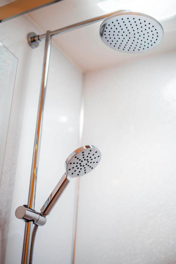 The Chaucer - Modern 3 Bed Home With Parking Close To City Centre カンタベリー エクステリア 写真
